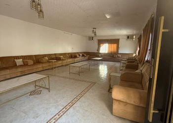 استراحة بمجالس واسعة ومسطح اخضر 