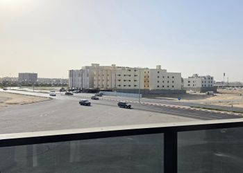 شقة فاخرة بصالة و أربع غرف نوم