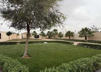 استراحة بمجلس وفناء خارجي 