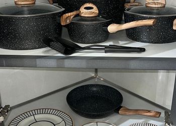 شاليه بجلسة تطل على مسبح خارجي 
