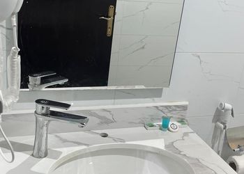 شقة بصالة جلوس وغرفتين نوم 