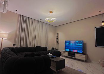 شقة بغرفة معيشة وغرفة نوم 