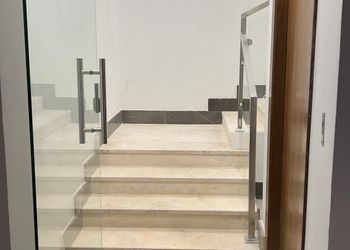 شقة بصالة وثلاث غرف نوم 