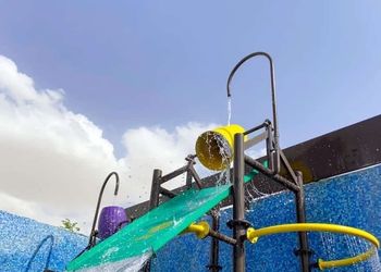شاليه بألعاب مائية وجلسة خارجية 