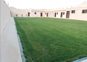 شاليه بمسبح وملعب كرة قدم