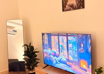 استديو بأثاث مريح وبسيط 