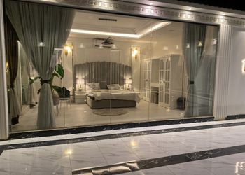 شاليه بجلسة تطل على مسبح خارجي 