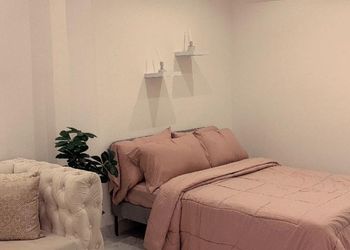 استديو بسرير ماستر وجلسة مريحة 