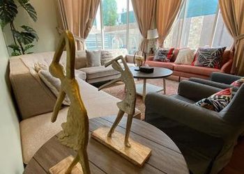 شاليه بصالة جلوس ومسبح خارجي
