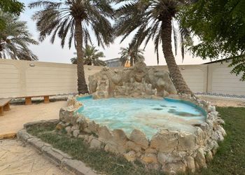 شاليه بمسطح اخضر وجلسة خارجية 