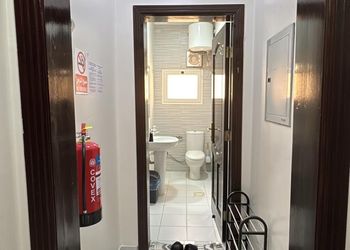 شقة بصالة جلوس وثلاث غرف نوم 