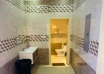 شاليه بمجلسين ومسبحين وحديقة 