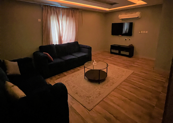 شاليه بمسبح ومسطح اخضر