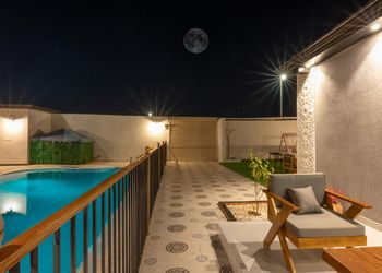 شاليه بمسطح اخضر ومسبح