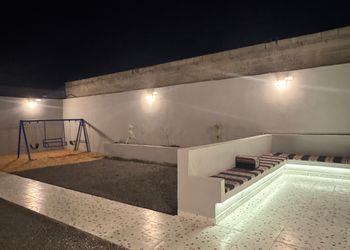 استراحة بمجلس وفناء خارجي 