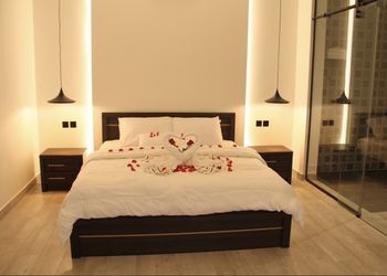 شاليه بمسطح اخضر ومسبح 