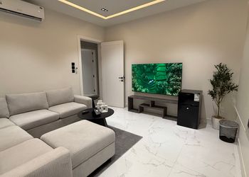 شقة بدخول ذاتي وصالة أنيقة 