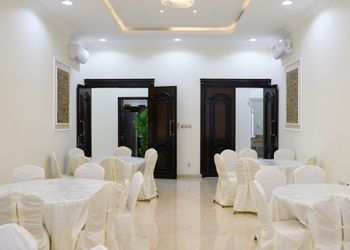 استراحة بألعاب أطفال ومسطح اخضر 