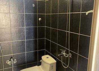 شاليه بجلسة تطل على مسبح خارجي 