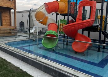 كوخ ريفي بمسطح اخضر و مسبح