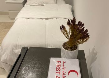 استديو بأثاث مريح وبسيط 