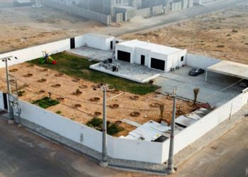 استراحة بجلسة خارجية وألعاب اطفال
