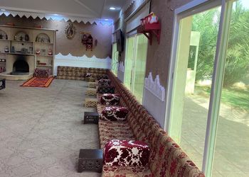 استراحة بمسطح اخضر وجلسه خارجيه