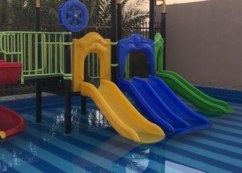 استراحة بمسطح اخضر ومسبح بألعاب مائيه 