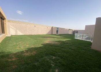 شاليه بمسطح اخضر و مسبح خارجي 