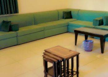شاليه بمسطح اخضر وجلسة خارجية 