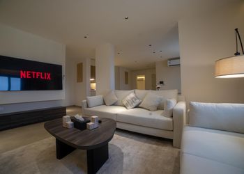 شقة بغرفتين نوم وسينما وبلياردو