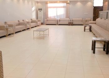 استراحة بمسطح اخضروجلسة خارجية 