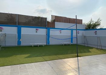 استراحة بمسطح اخضر وجلسة خارجية