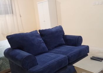 استديو بأثاث مريح وبسيط
