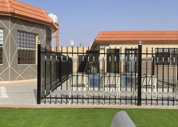 شاليه بجلسة خارجية ومسطح اخضر