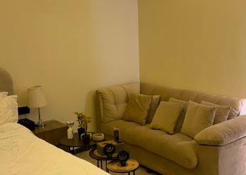 استديو بسرير ماستر وجلسة جانبية 