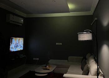 شقة بغرفة معيشة وغرفة نوم 