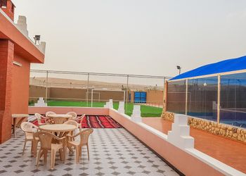 استراحة بألعاب أطفال وملعب كرة قدم