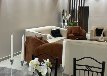 شاليه بجلسة مطلة على المسبح