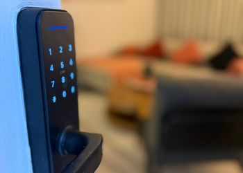 شقة بصالة أنيقة ودخول ذاتي