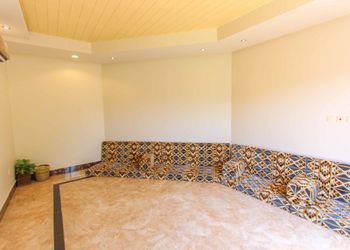 شاليه بجلسة خارجيه ومسطح اخضر في قرطبه