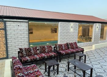 استراحة بجلسة خارجية ومسبح داخلي