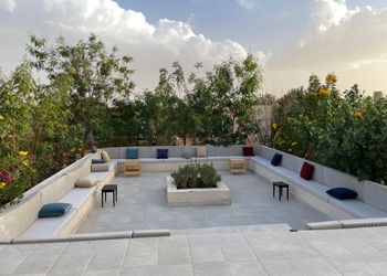 مزرعة بجلسة ارضية والعاب اطفال