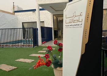 شاليه بصالة مطلة على الفناء الخارجي