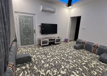 شاليه بصالة مطلة على المسبح