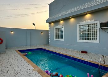 استراحة بجلسة خارجية ملعب كرة طائرة