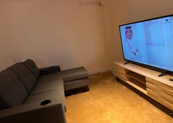 شاليه بجلسة خارجية ومسطح اخضر
