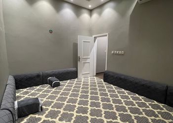 شاليه بمسطح اخضر ومسبح