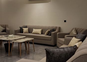 شاليه بمسبح ومسطح اخضر 