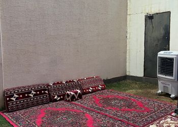 شاليه بمسطح اخضر وجلسة خارجية